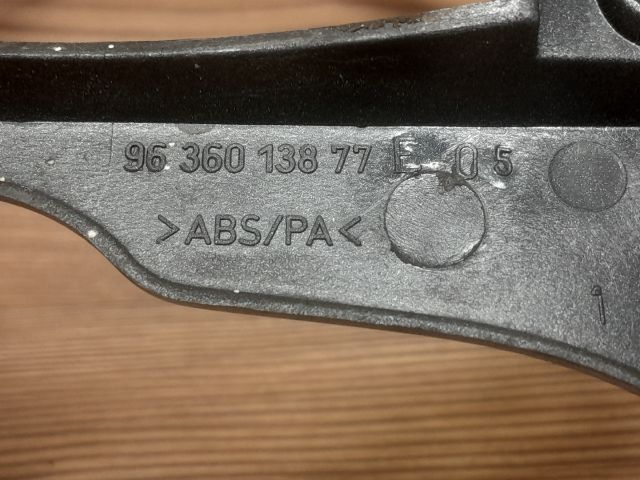 bontott PEUGEOT 307 Középkonzol Keret