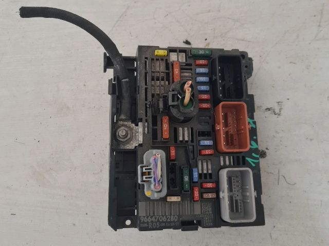 bontott PEUGEOT 308 Biztosítéktábla Motortér