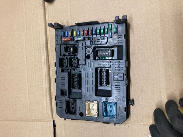 bontott PEUGEOT 308 Biztosítéktábla Motortér