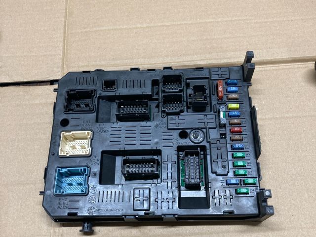 bontott PEUGEOT 308 Biztosítéktábla Motortér