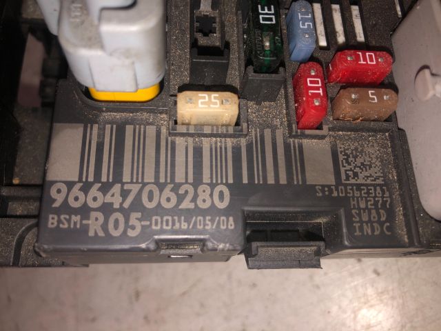 bontott PEUGEOT 308 Biztosítéktábla Motortér