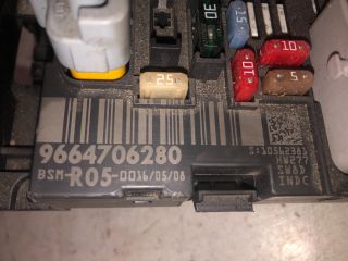 bontott PEUGEOT 308 Biztosítéktábla Motortér