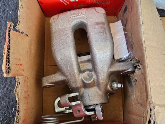 bontott PEUGEOT 308 Bal hátsó Féknyereg Munkahengerrel