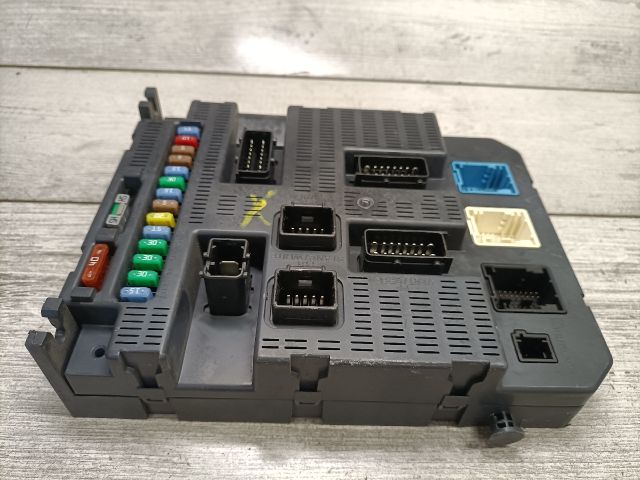 bontott PEUGEOT 308 Biztosítéktábla Utastér