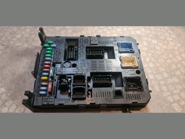 bontott PEUGEOT 308 Biztosítéktábla Utastér