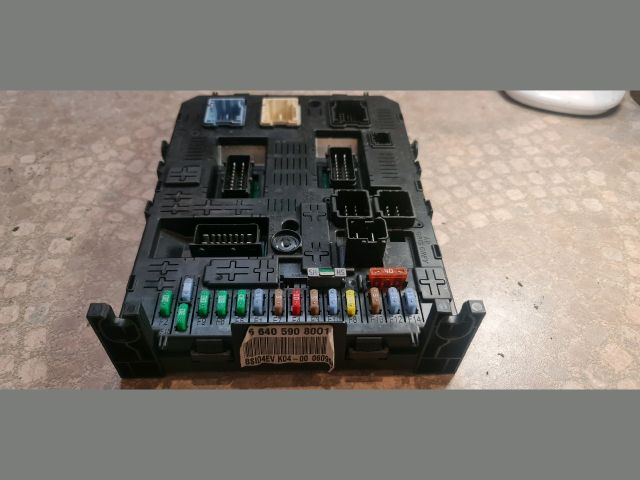 bontott PEUGEOT 308 Biztosítéktábla Utastér