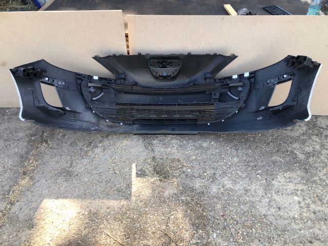 bontott PEUGEOT 308 Első Lökhárító (Részeivel)