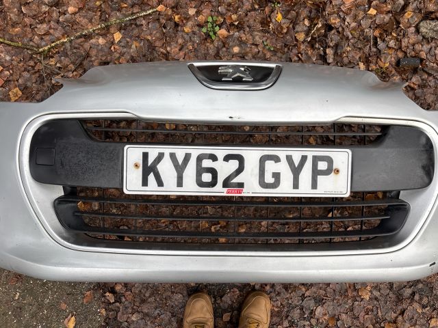 bontott PEUGEOT 308 Első Lökhárító (Részeivel)