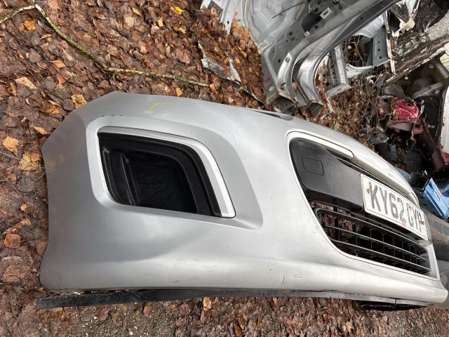 bontott PEUGEOT 308 Első Lökhárító (Részeivel)