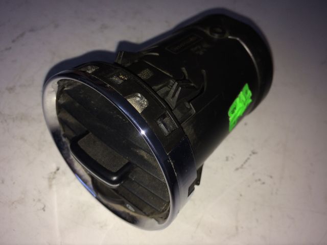 bontott PEUGEOT 308 Középső Szellőző