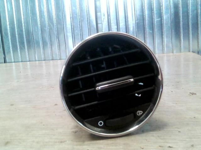 bontott PEUGEOT 308 Középső Szellőző