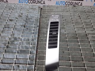 bontott PEUGEOT 4007 Középső Szellőző