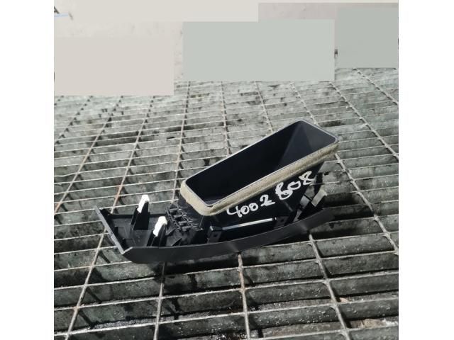 bontott PEUGEOT 4007 Középső Szellőző