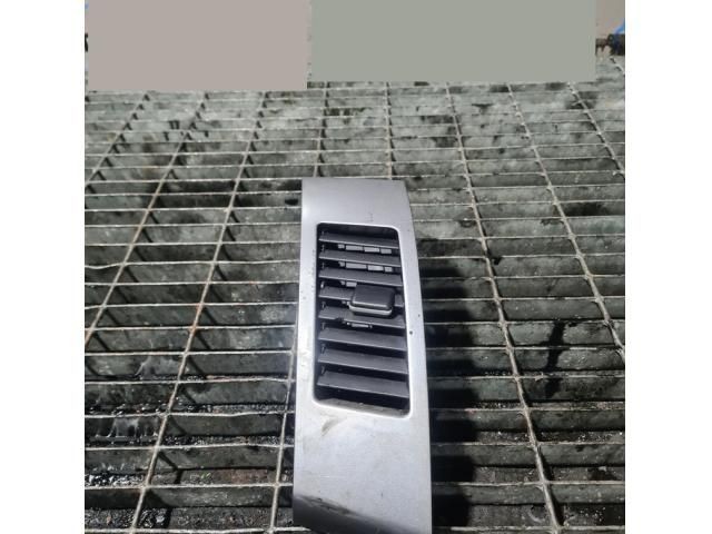 bontott PEUGEOT 4007 Középső Szellőző