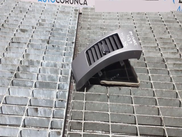 bontott PEUGEOT 4007 Középső Szellőző