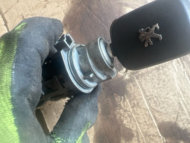 bontott PEUGEOT 406 Gyújtáskapcsoló Házzal