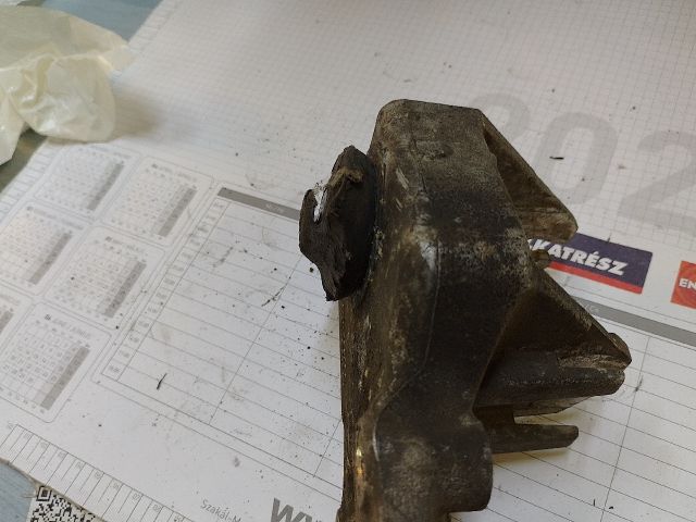 bontott PEUGEOT 406 Motor Tartó Bak (Fém)