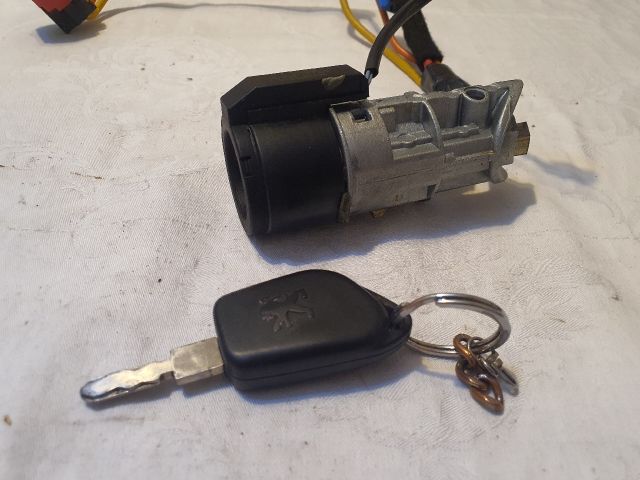 bontott PEUGEOT 406 Gyújtáskapcsoló Házzal