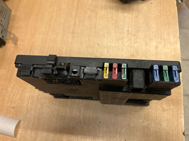 bontott PEUGEOT 406 Biztosítéktábla Utastér