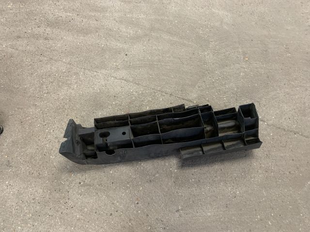 bontott PEUGEOT 406 Hátsó középső Lökhárító Tartó (Műanyag)