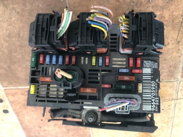 bontott PEUGEOT 407 Biztosítéktábla Motortér