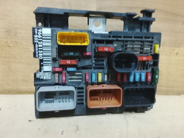 bontott PEUGEOT 407 Biztosítéktábla Motortér