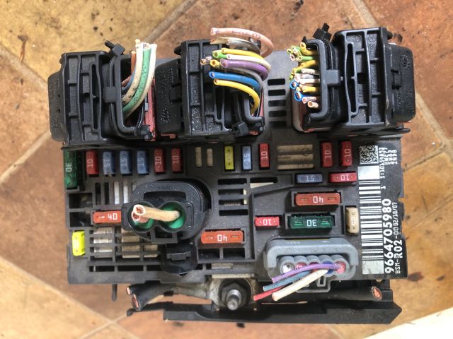 bontott PEUGEOT 407 Biztosítéktábla Motortér