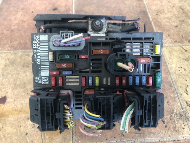 bontott PEUGEOT 407 Biztosítéktábla Motortér