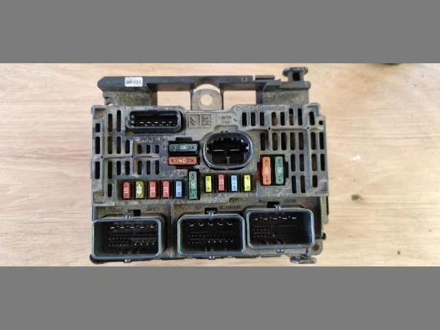 bontott PEUGEOT 407 Biztosítéktábla Motortér