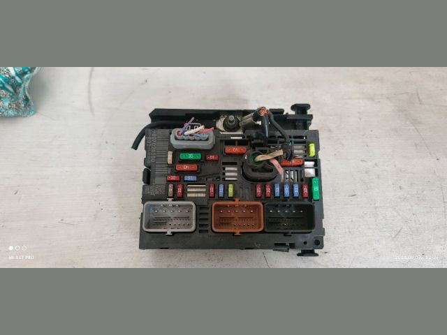 bontott PEUGEOT 407 Biztosítéktábla Motortér