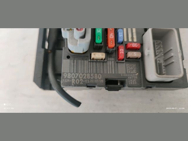 bontott PEUGEOT 407 Biztosítéktábla Motortér