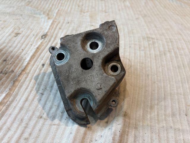 bontott PEUGEOT 407 Motor Tartó Bak (Fém)