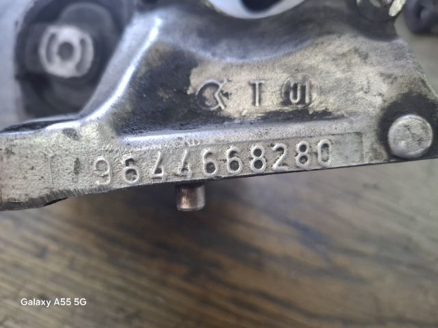 bontott PEUGEOT 407 Motor Tartó Bak (Fém)