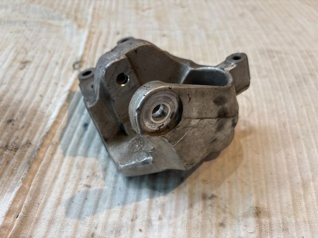 bontott PEUGEOT 407 Motor Tartó Bak (Fém)