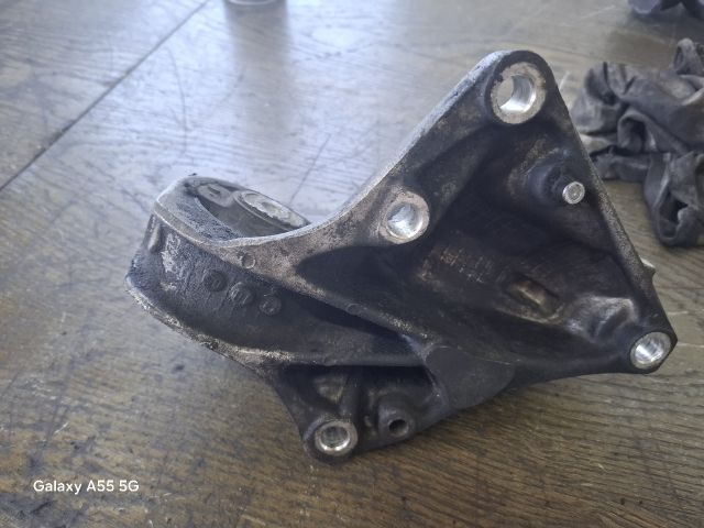 bontott PEUGEOT 407 Motor Tartó Bak (Fém)