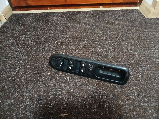 bontott PEUGEOT 407 Ablakemelő Kapcsoló Négyes / Kettes