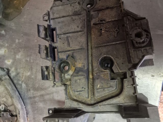 bontott PEUGEOT 407 Akkumulátor Tartó