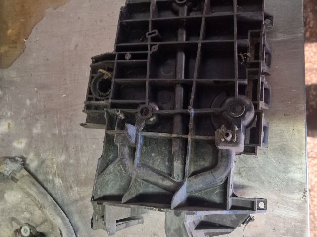 bontott PEUGEOT 407 Akkumulátor Tartó