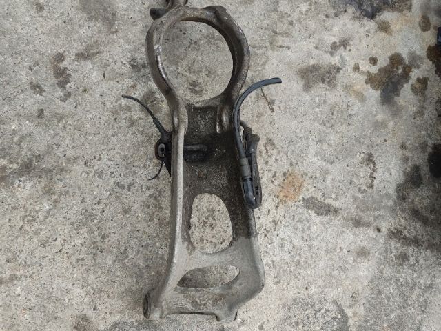 bontott PEUGEOT 407 Bal első Futómű Kitámasztó