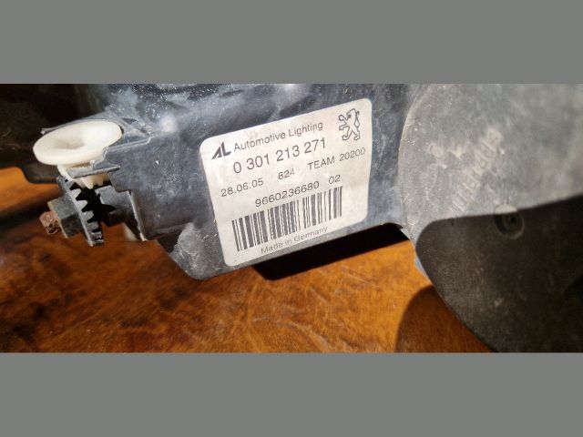 bontott PEUGEOT 407 Bal Xenon Fényszóró