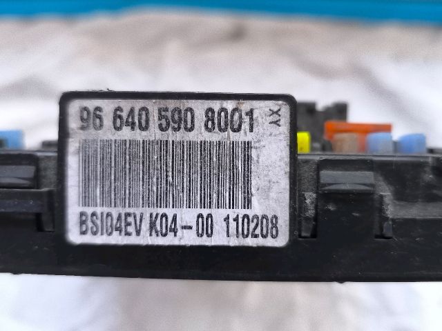 bontott PEUGEOT 407 Biztosítéktábla Utastér