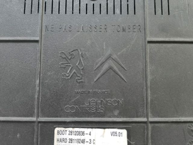 bontott PEUGEOT 407 Biztosítéktábla Utastér