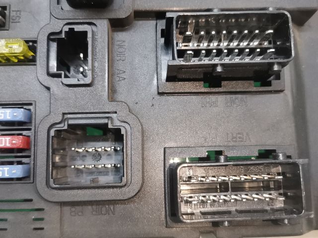 bontott PEUGEOT 407 Biztosítéktábla Utastér