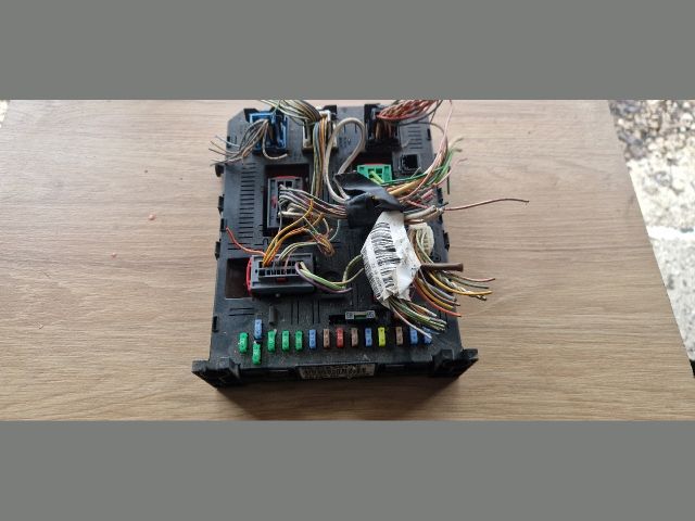 bontott PEUGEOT 407 Biztosítéktábla Utastér