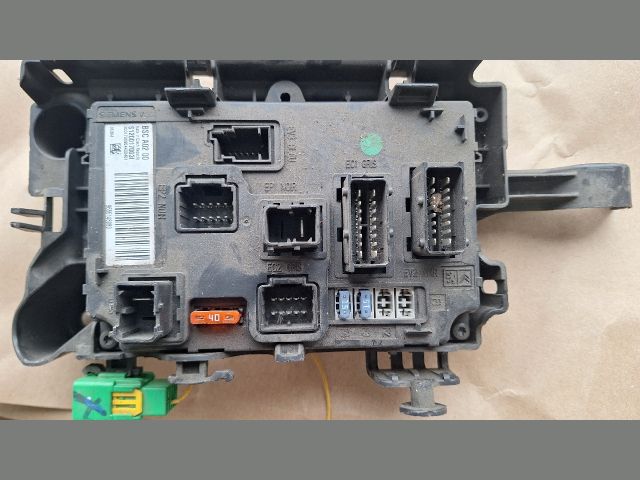 bontott PEUGEOT 407 Biztosítéktábla Utastér