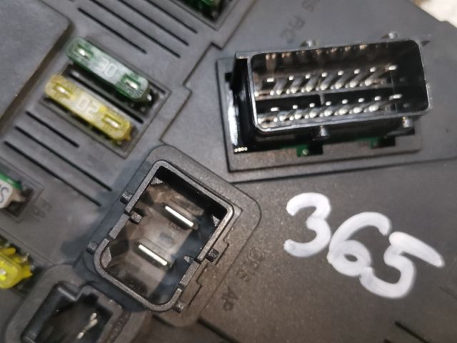 bontott PEUGEOT 407 Biztosítéktábla Utastér