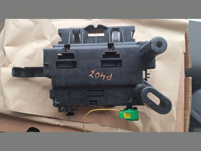 bontott PEUGEOT 407 Biztosítéktábla Utastér