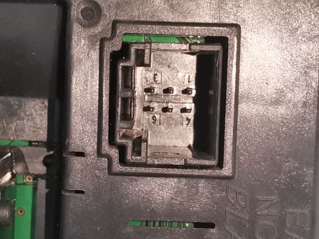 bontott PEUGEOT 407 Biztosítéktábla Utastér