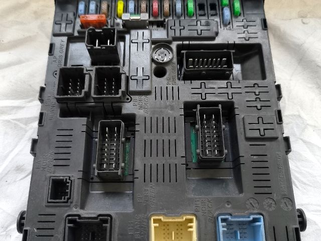 bontott PEUGEOT 407 Biztosítéktábla Utastér