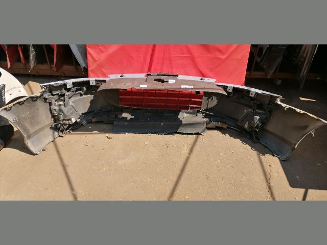 bontott PEUGEOT 407 Első Lökhárító (Részeivel)